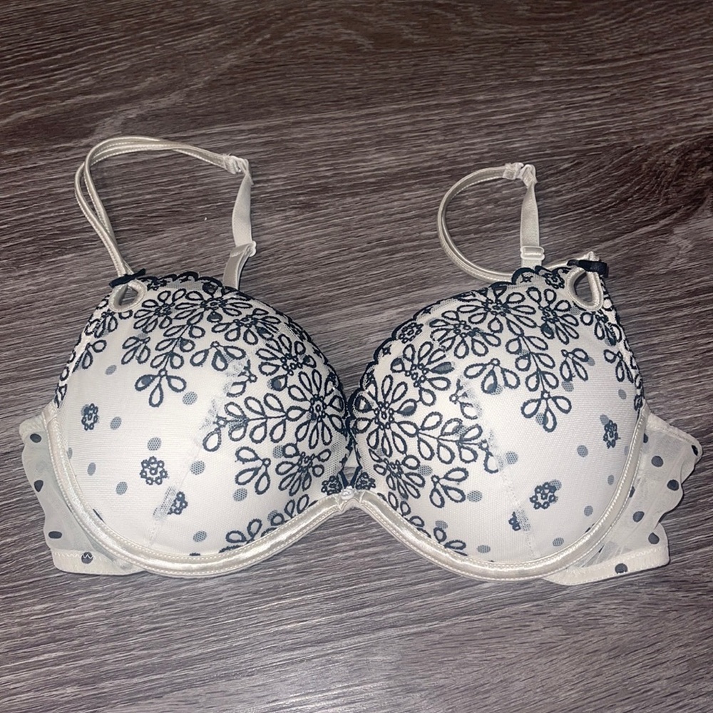 Victoria’s Secret sexy little things 34C
